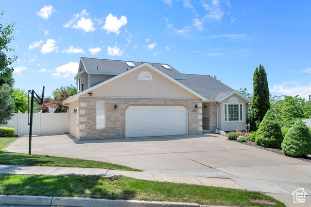 Photo 3 for MLS #2089586 at 1986 E Dan