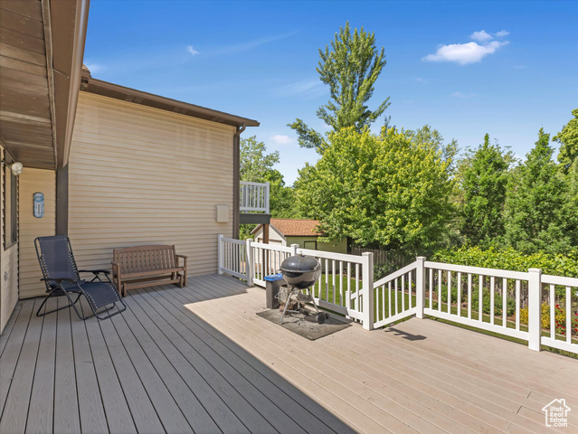 Photo 10 for MLS #2090100 at 1735 Hayes Dr