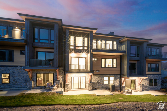 Photo 3 for MLS #2090590 at 1952 W Osprey Ct #4