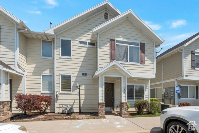 373 S STATE ST 10 Provo, Utah Darling, well taken care of 3 Bed, 2 Bath townhome in Provo! located near BYU & UVU. 2 parking spaces, 1 covered, landscaped with semi private backyard. Easy to show, don't miss out!