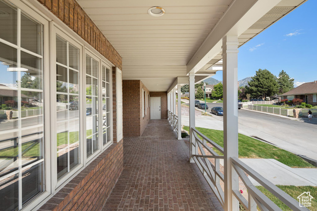 Photo 4 for MLS #2090804 at 150 W Westview Cir