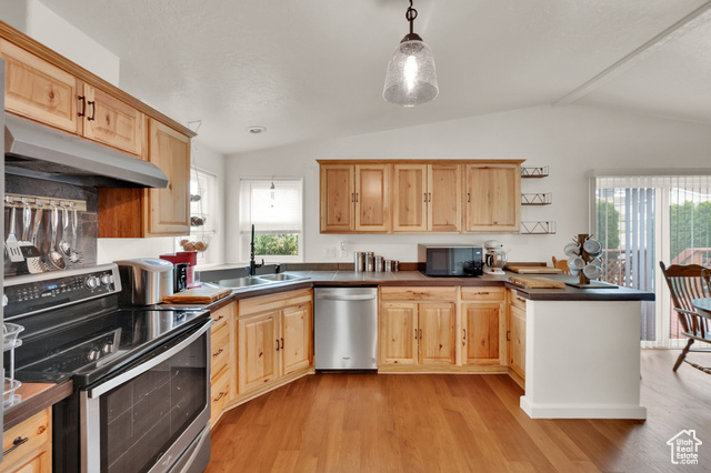 Photo 8 for MLS #2091181 at 1589 E Ridgefield Rd