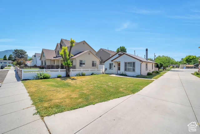 Photo 4 for MLS #2091441 at 560 E Garden Ave