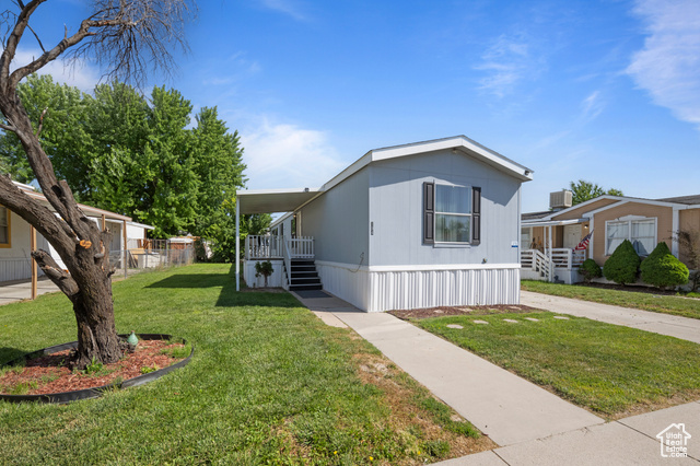 194 E CRESCENT PKWY 178 Sandy, Utah Come and join us for an Open House on Saturday, June 14th from 11:00 AM to 2:00 PM!** Come take a tour and see everything this lovely home has to offer, to this move-in ready gem!** This charming home features 3 spacious bedrooms, 2 full bathrooms, soaring vaulted ceilings, an open-concept kitchen, and stylish laminate flooring throughout. Ideally located with convenient access to major freeways, shopping centers, schools, and just steps from a beautiful community park. .