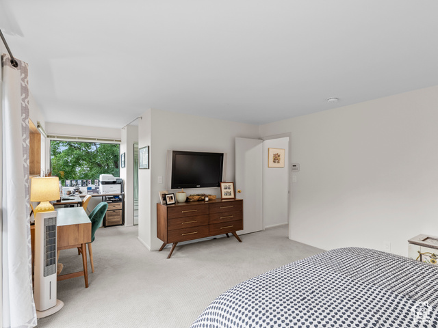 Photo 21 for MLS #2092203 at 2842 E Oakbrook Cir