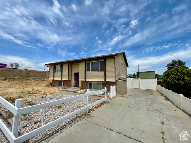 Photo 2 for MLS #2092680 at 5586 W Highwood Dr