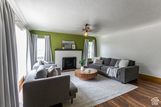 Photo 4 for MLS #2092848 at 3071 Quincy Ave