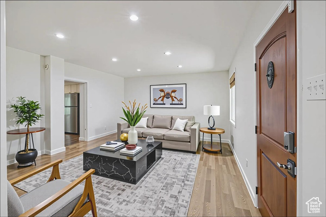 Photo 2 for MLS #2092861 at 537 N Darwin St