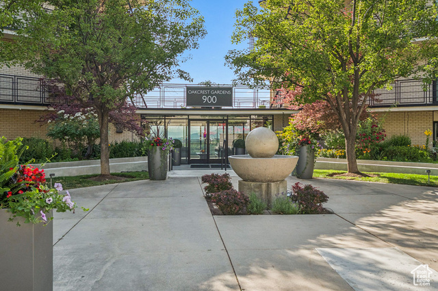 900 S Donner Way E 405