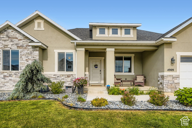 4909 N Cliffrose Dr