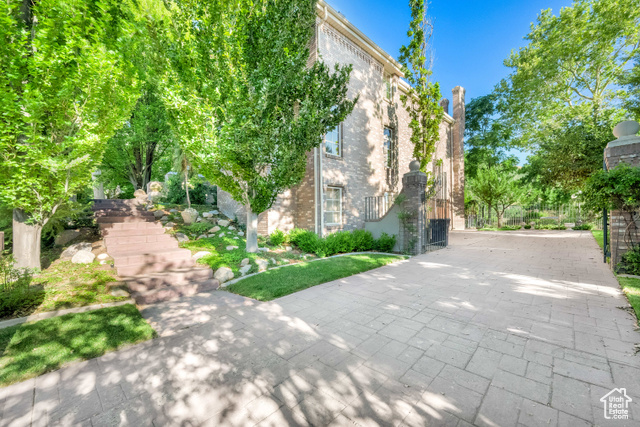 Photo 7 for MLS #2094775 at 2058 E Oak Manor Dr