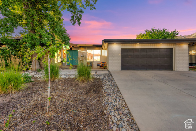 8621 S MOUNT MAJESTIC RD, Sandy UT 84093