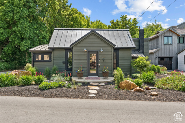 Photo 2 for MLS #2095169 at 1439 Woodside Ave