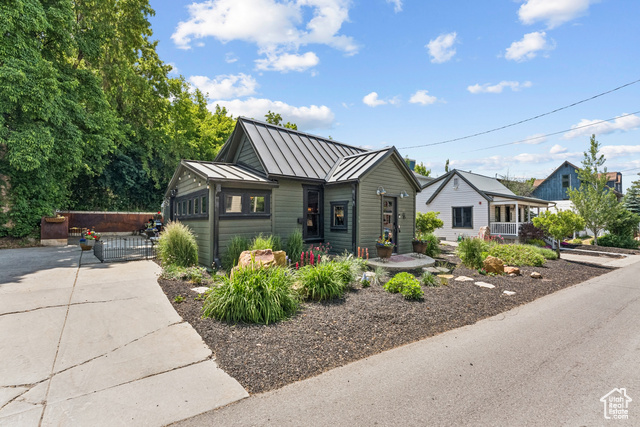 Photo 44 for MLS #2095169 at 1439 Woodside Ave