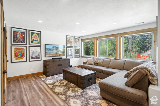 Photo 28 for MLS #2095231 at 535 Crestview Dr