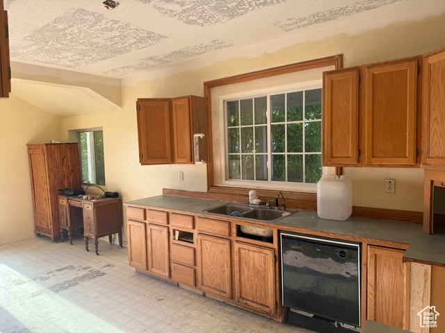 Photo 8 for MLS #2095311 at 111 E Center