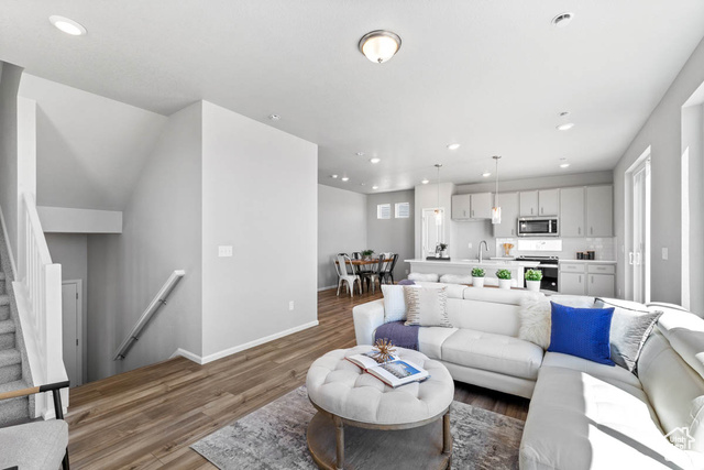 Photo 6 for MLS #2096313 at 352 N Broadway Dr #1015