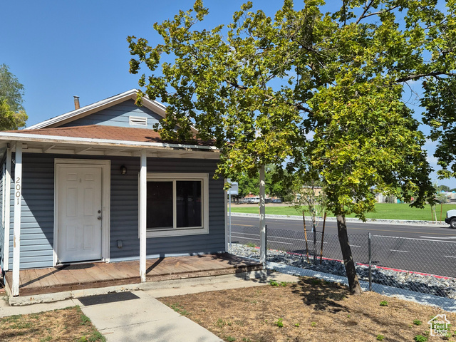 Photo 2 for MLS #2096667 at 2001 Jackson Ave
