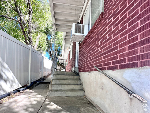 Photo 2 for MLS #2098915 at 718 E 30th St