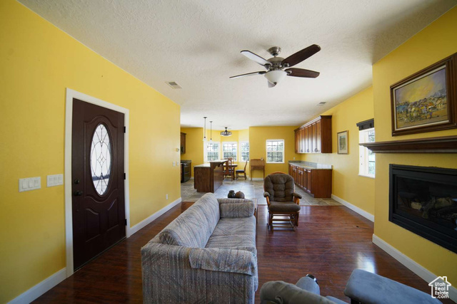 Photo 13 for MLS #2099013 at 1215 W Emerald Dr