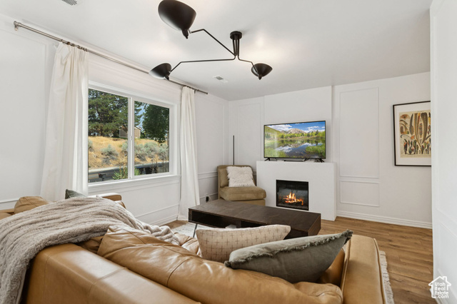 Photo 5 for MLS #2099571 at 920 W Columbia Ln