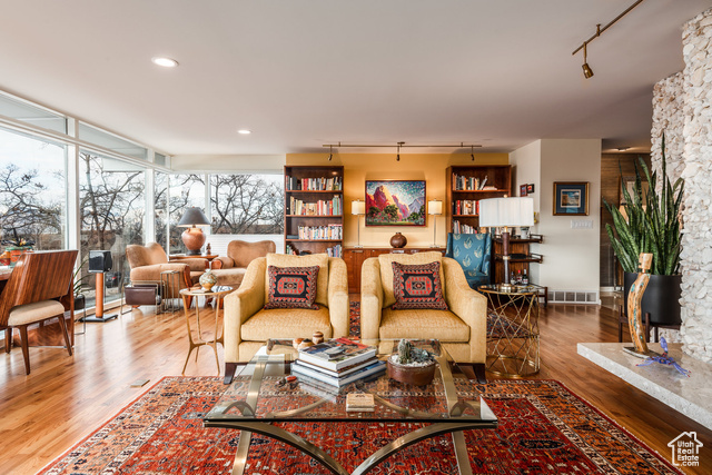 Photo 11 for MLS #2100037 at 724 Eastcapitol Blvd
