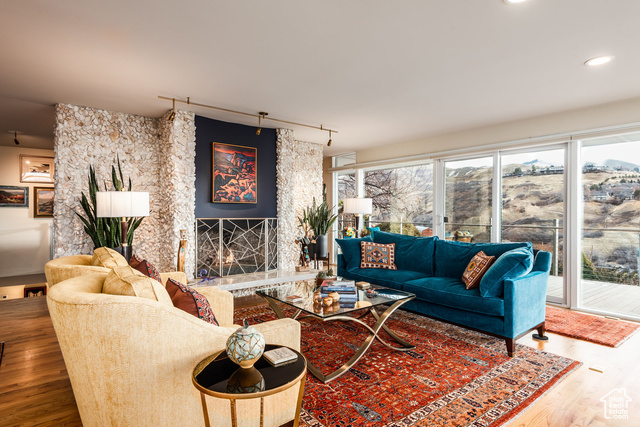 Photo 4 for MLS #2100037 at 724 Eastcapitol Blvd