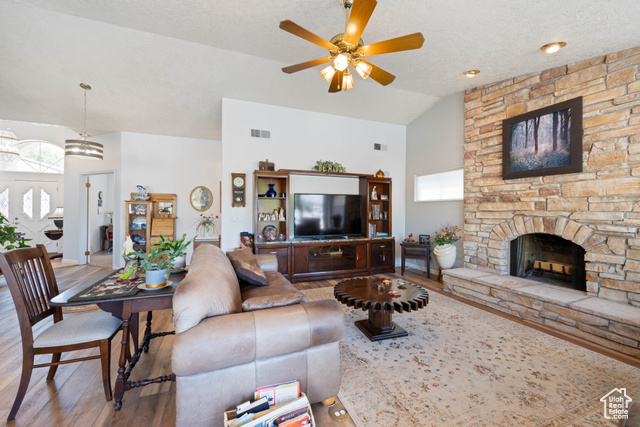 Photo 7 for MLS #2100218 at 985 E Fort Pierce Dr