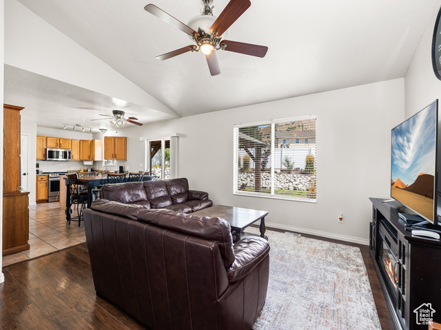 Photo 5 for MLS #2101301 at 1567 S Spur Ct