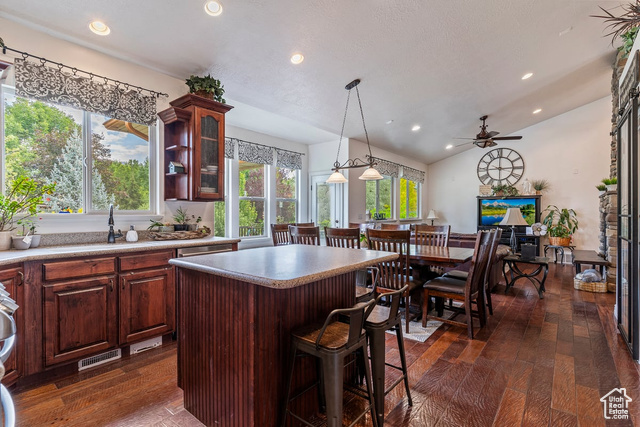 Photo 8 for MLS #2101643 at 969 S View Crest Ln