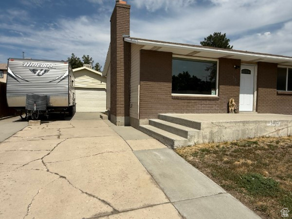 Photo 3 for MLS #2101902 at 5032 W Highwood Dr