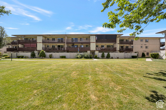 Photo 2 for MLS #2103019 at 618 N Oakley St #B206