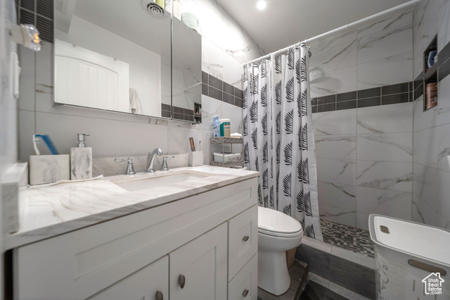 Photo 11 for MLS #2103019 at 618 N Oakley St #B206