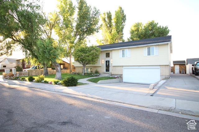 Photo 3 for MLS #2103034 at 665 E Bristlecone Ln
