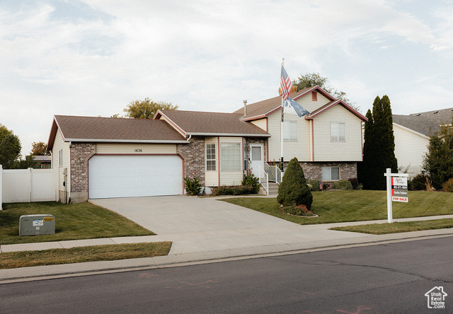 Photo 2 for MLS #2103045 at 1636 W Plum Creek Dr