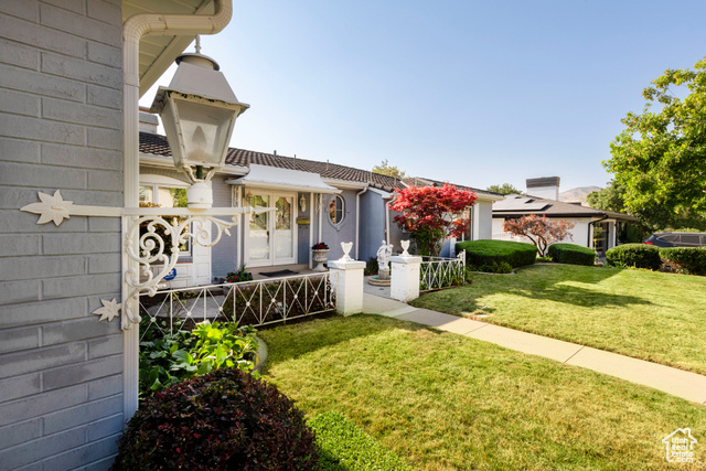 Photo 3 for MLS #2103438 at 1110 S Oak Hills Way