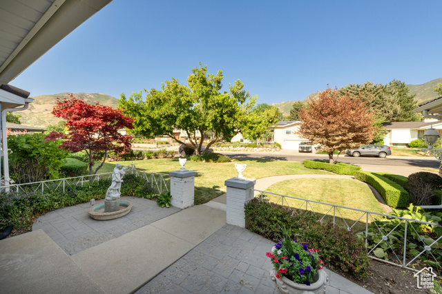Photo 4 for MLS #2103438 at 1110 S Oak Hills Way