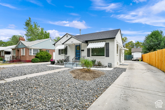 Photo 3 for MLS #2103523 at 848 N Poinsettia Dr