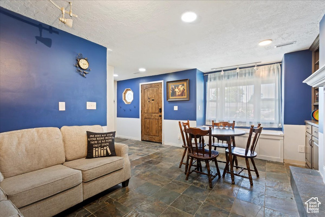 Photo 4 for MLS #2104248 at 794 N Valeria Dr