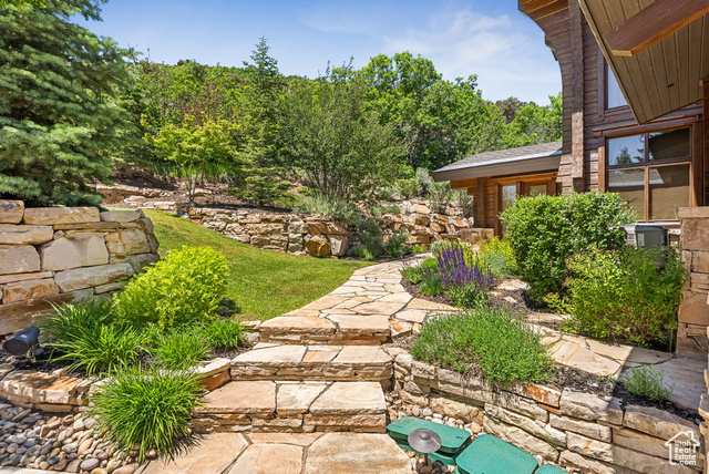Photo 108 for MLS #2104346 at 23 Sandstone Cv