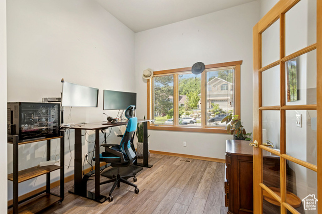 Photo 33 for MLS #2105050 at 2614 E Tuxedo Cir