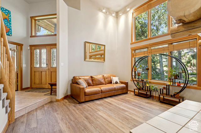 Photo 9 for MLS #2105050 at 2614 E Tuxedo Cir