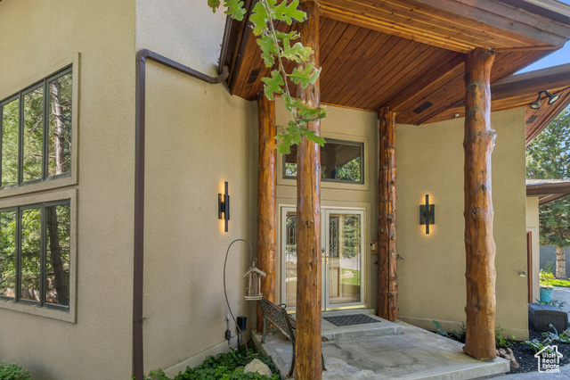 Photo 8 for MLS #2105050 at 2614 E Tuxedo Cir
