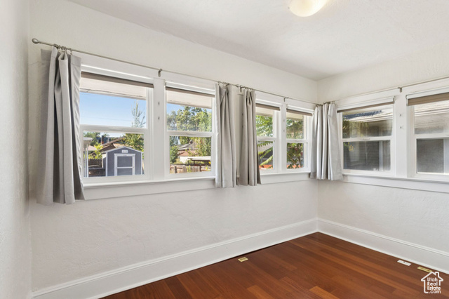 Photo 18 for MLS #2105168 at 536 E Hollywood Ave
