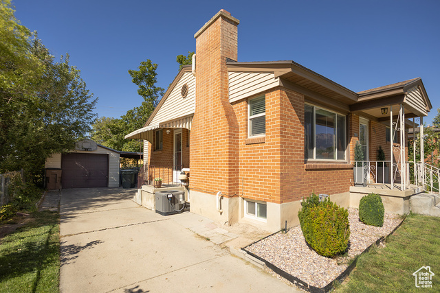 Photo 3 for MLS #2105315 at 829 E Zenith Ave