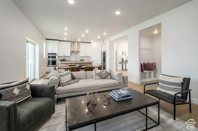 Photo 11 for MLS #2105336 at 909 W Bullion St #11