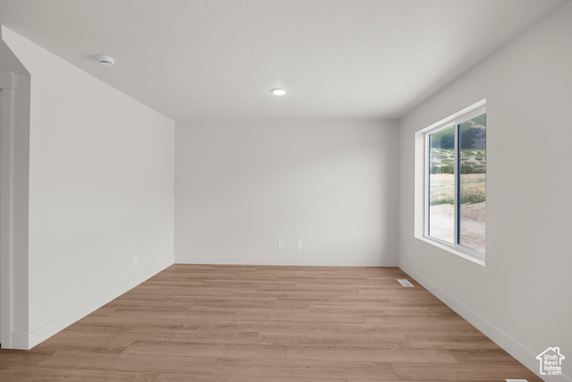 Photo 8 for MLS #2105913 at 4013 S Woodland Ave #324