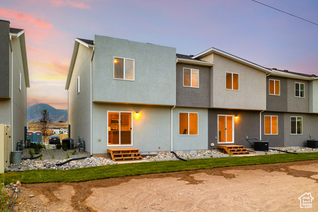 Photo 4 for MLS #2105919 at 4011 S Woodland Ave #323