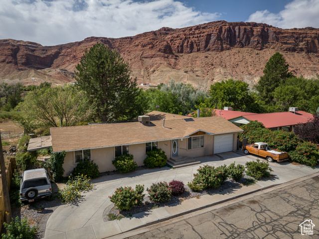 Photo 13 for MLS #2106045 at 709 W Bartlett Cir