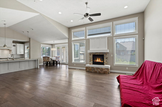 Photo 22 for MLS #2106179 at 172 E Hollybrook Cv